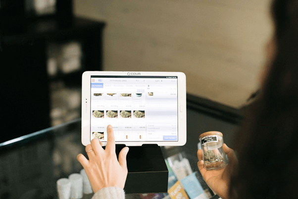 タブレットで商品一覧を閲覧する場面